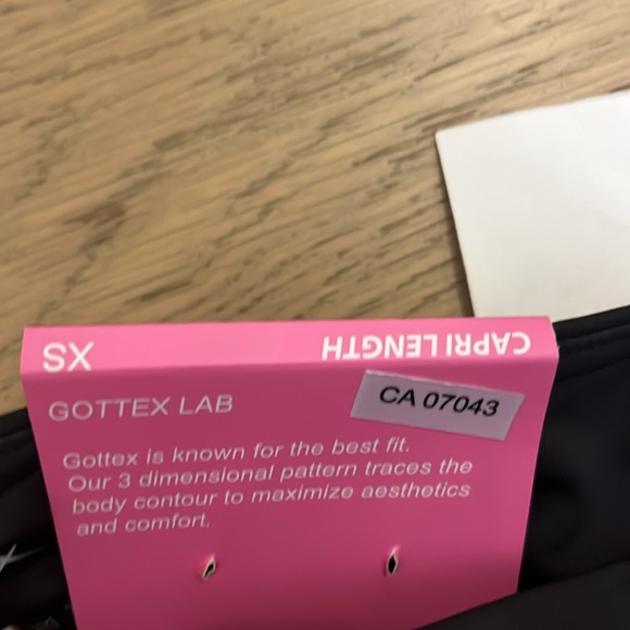 BNWT Gottex Capri Length Leggings XS - Picture 9 of 10